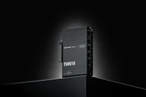 Teltonika TSW010 — вертикальный вид промышленного коммутатора на тёмном фоне